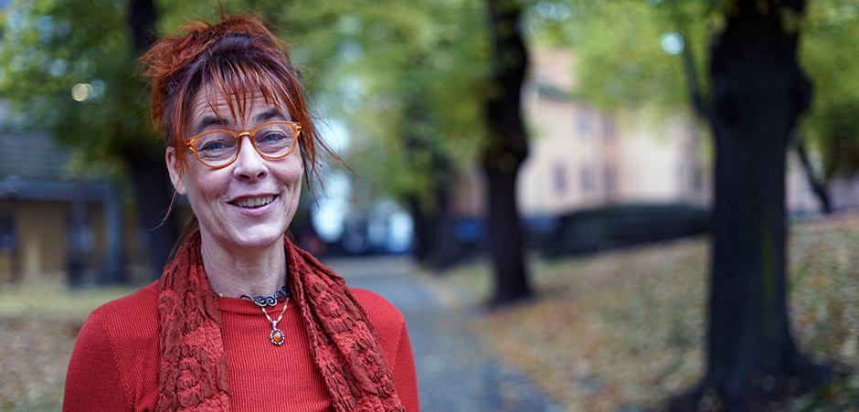 Porträtt av Lena Pareto i parkmiljö.