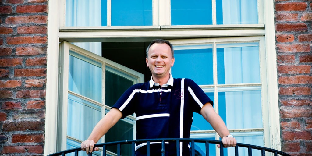 Porträtt av Jan Gulliksen ståendes på en balkong.