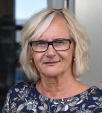 Lena Micko porträtt tittar in i kamera