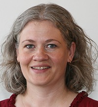 porträtt på anette linnersjö, i ljust hår och röd tröja.
