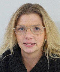 jessica richt, hr-konsult i Kinda kommun. Långt blont hår, stora silverfärgade glasögon, svart tröja.