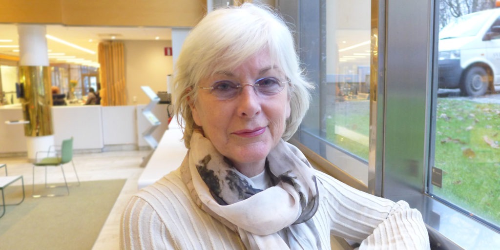 eva vingård i vit blus vid fönster, halvbild. till intervju om metoo och sexuella trakasserier.