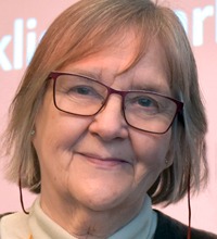 Porträtt Marie Åsberg med glasögon, tema utmattningssyndrom och stress
