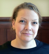Porträtt Johanna Andersson mot vägg, organisatorisk och social arbetsmiljö