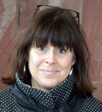 Porträtt Maria Burtus utomhus mot vägg, organisatorisk och social arbetsmiljö