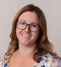 Porträtt leende Annelie Friman med glasögon och långt hår, dela-kultur