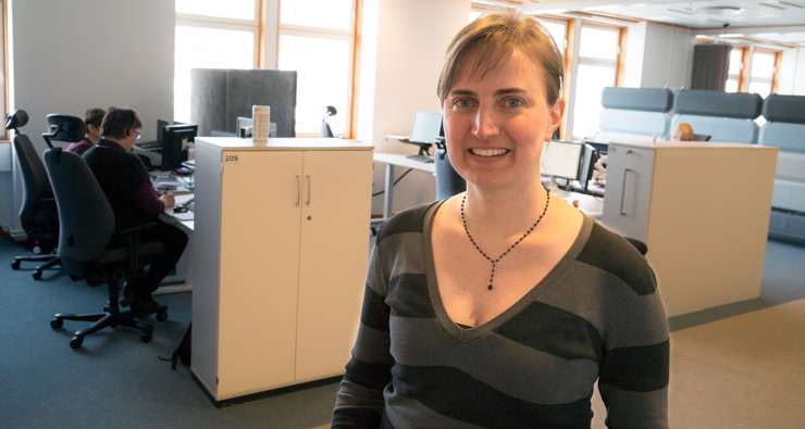 Halvkroppsporträtt på Johanna Martinell i öppet kontorslandskap.