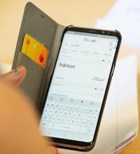 Mobil som översätter till arabiska, ger städare bättre arbetsmiljö.