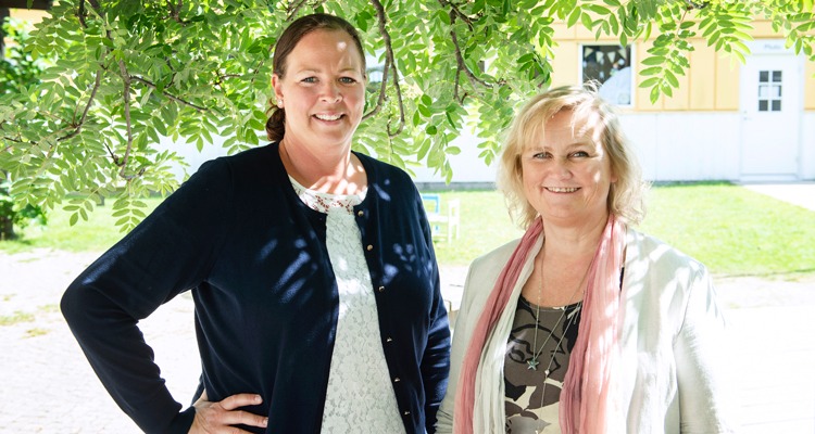 Halvporträtt Tina Karlsson och Anne Lene Henning, chefer som värnar om arbetsmiljö.