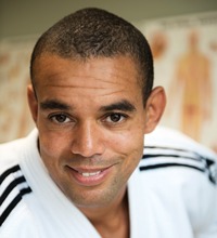 Sadiq Owoeye iklädd judodräkt. Närbild.