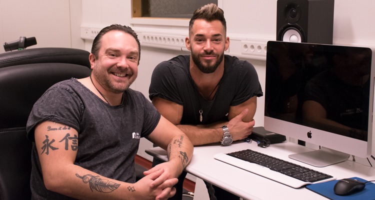 Två män i studio framför dator.