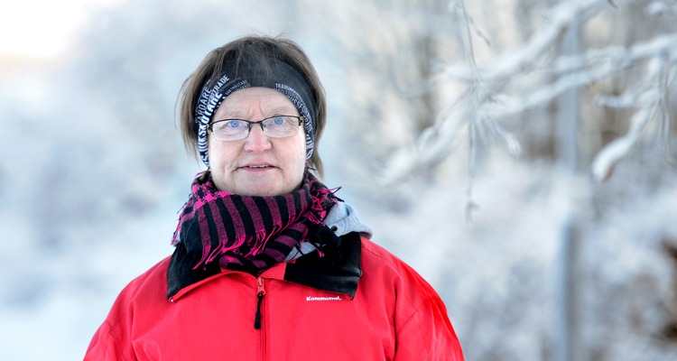 Halvporträtt kvinna i vintrigt landskap, tema Vård i annans hem.