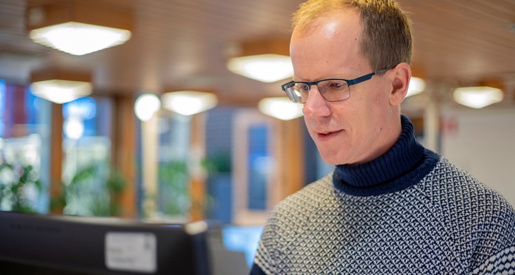 Ola Videke framför dator, utbildning i hot och våld.