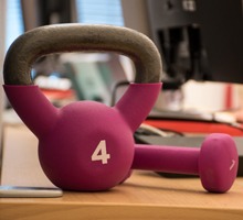 Rosa kettle bells på skrivbord.