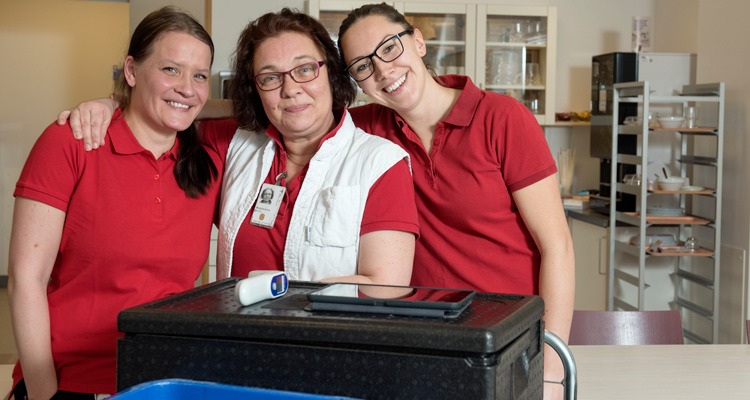 Anna Örn, Magdalena Jörblom och Malin Aksell från Regionservice Måltid i Västra Götalandsregionen. Står tätt ihop och ler mot kameran.