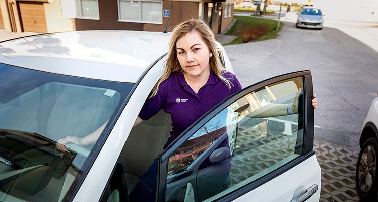 Jessica Karlsson stiger in i hemtjänstbilen.