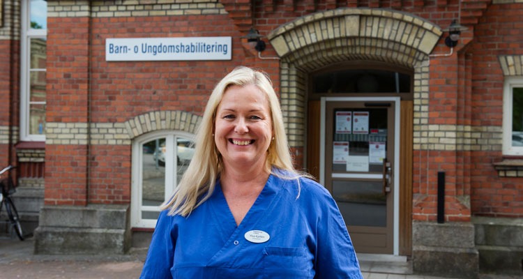 Enhetschefen Ylva Kjellén utanför entrén till Barn- och ungdomshabiliteringen