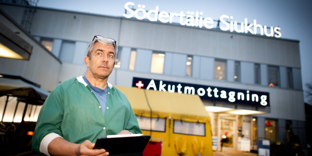 Håkan Kalzén utanför entrén till Södertälje sjukhus akutmottagning