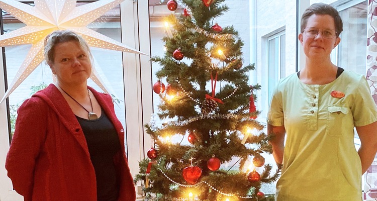Maggan Östlund och Camilla Spång står framför en julgran.