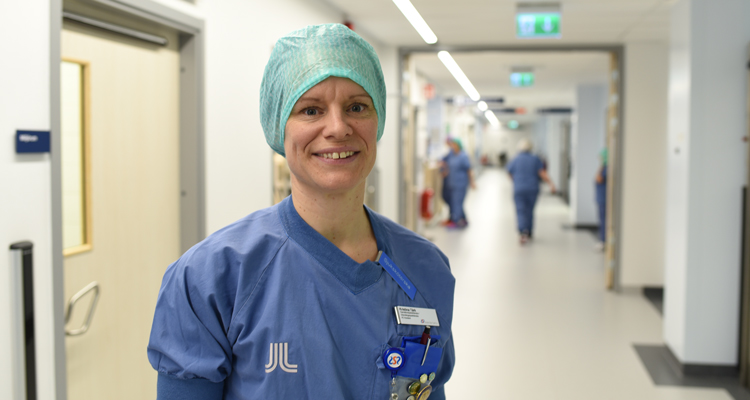 Kristina Tärk i en sjukhuskorridor