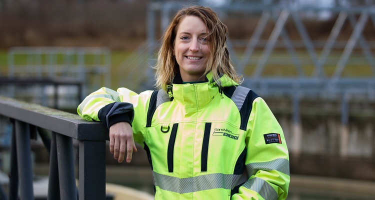 Ulrika Paulsen i gula varselkläder