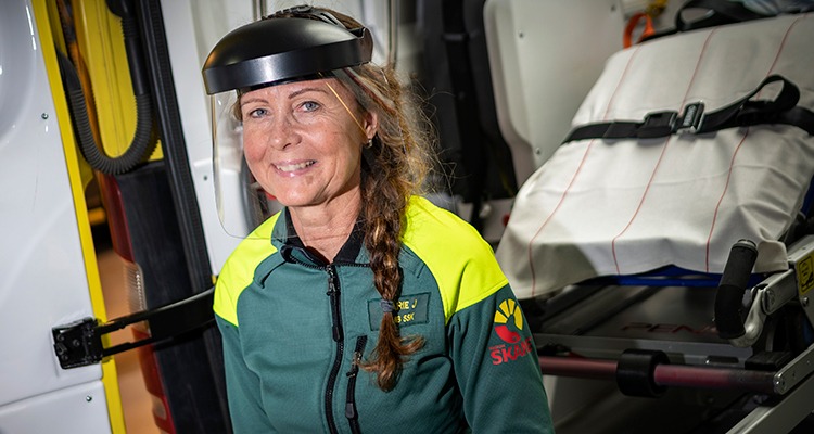 Skyddsombudet Marie Johansson sitter i ambulansen.