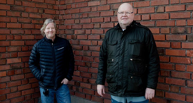 Chefen Niklas och skyddsombudet Hans står tillsammans utomhus.