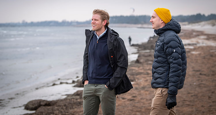 Filip Wiqvist och Anton Larsson på stranden i Lomma en blåsig dag.