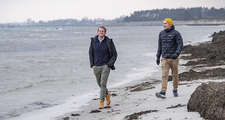 Filip Wiqvist och Anton Larsson promererar i vattenbrynet.