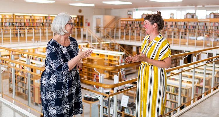 Birgitta Edvardsson och Anna Palm Kåberg inne i Eskilstuna stadsbibliotek.