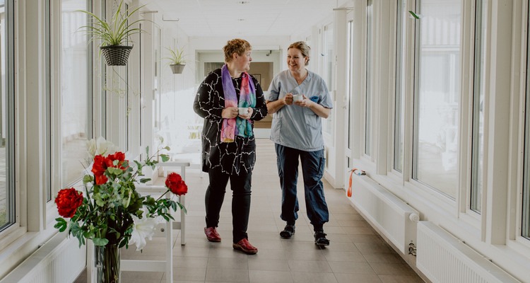 Elena Jakobsson med en ur personalen på Äldrecenter. Det är viktigt med kommunikation för att motverka kränkande särbehandling.