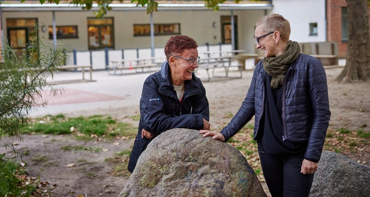 Marie Weedon och Ninni Hyleborg står och pratar på förskolans gård