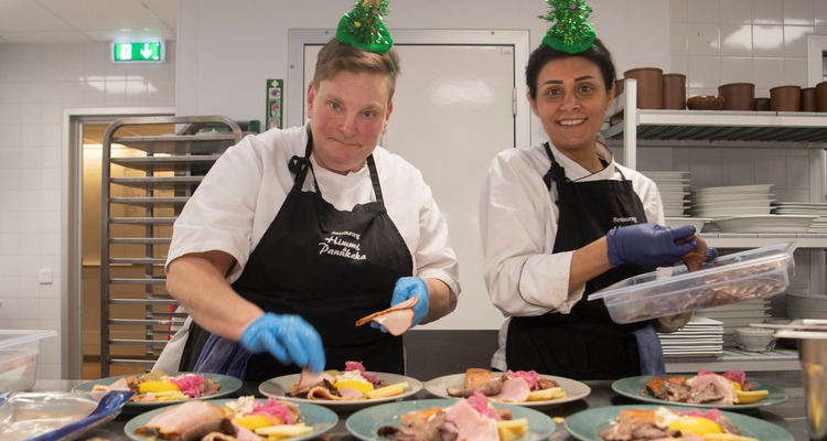 Anna Backman och Hanan Amine lagar mat i köket till Himmel och pannkaka