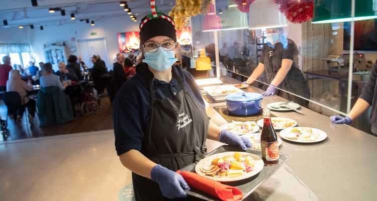 Viktoria Wink serverar jultallrikar