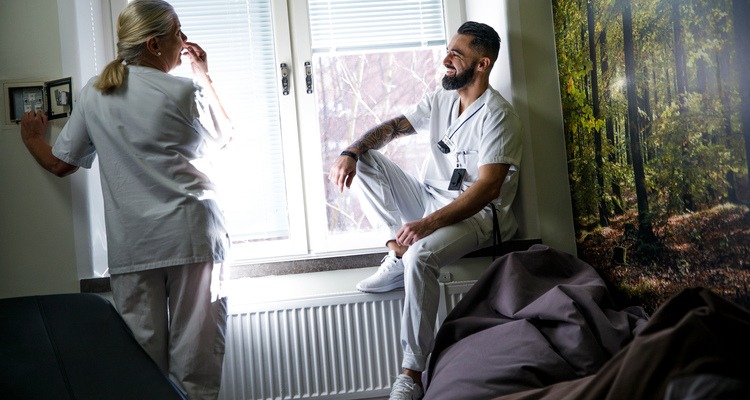 Sjuksköterska och skötare inom barnpsykiatri i ett lugnt rum med skogstapet och sittkuddar, tema Safewards.