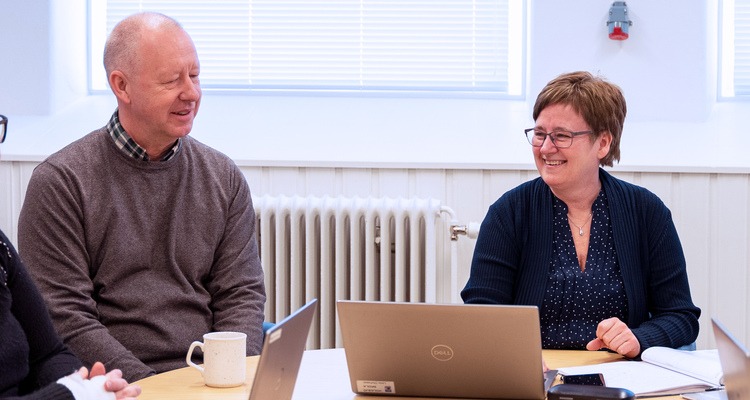 Skolchef och rektor på en arbetsplatsträff för rektorer