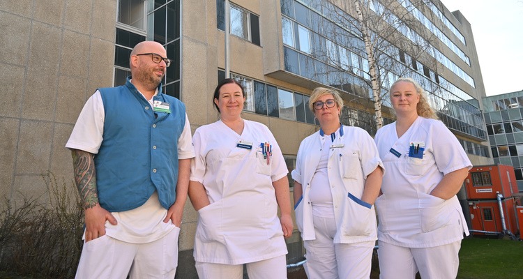 Gänget från kirurgavdelning 8 utanför sjukhuset