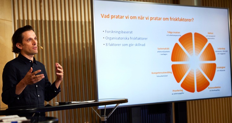 Fredrik Karlsson Linna, avdelningschef på Suntarbetsliv, presenterar friskfaktorer på uppstartskonferensen för Studio Friskfaktor