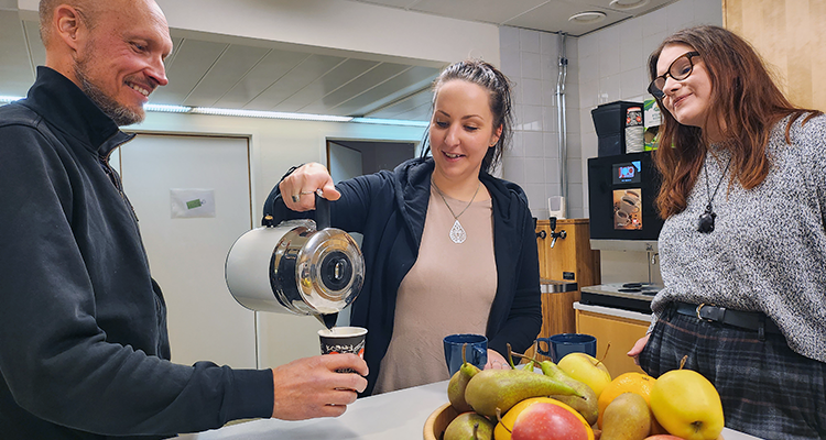 Personal på socialtjänsten i Gottsunda samlas kring köksön