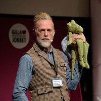 Torbjörn Hellmouth med gosedjuret Krille krokodil