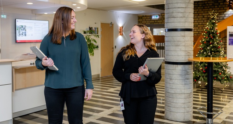 Två hr-konsulter går genom kommunens reception