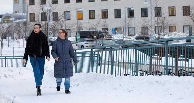 Julia Nummiranta och Camilla Liljendahl på walk and talk om friskfaktorer i växeln för Region Västerbotten