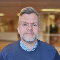 Porträttbild av Elias Hammarlund stående inne på sjukhuset.