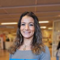 Porträtt av Maysae Quttineh, stående inne på sjukhuset