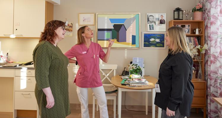 I köket hos en boende på äldreboendet Norra kajen. Linda Asplund, Camilla Loo, Ida Amérus tittar upp mot taket där en fallsensor är monterad.