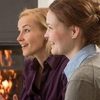 Två engagerade kvinnor samtalar, tema effektiva möten.
