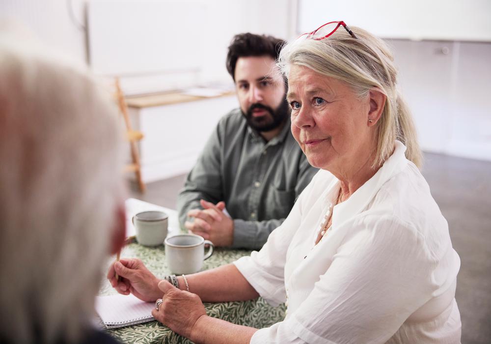 En grupp människor har möte för att genomföra en psykosocial skyddsrond, eller OSA-skyddsrond