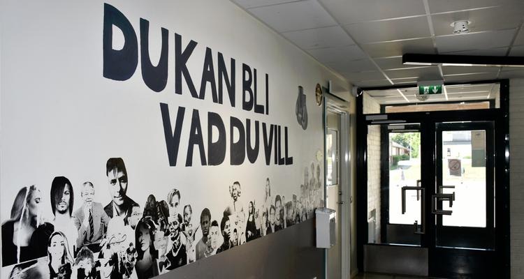 Korridorvägg med foton på kända personer och texten Du kan bli vad du vill.