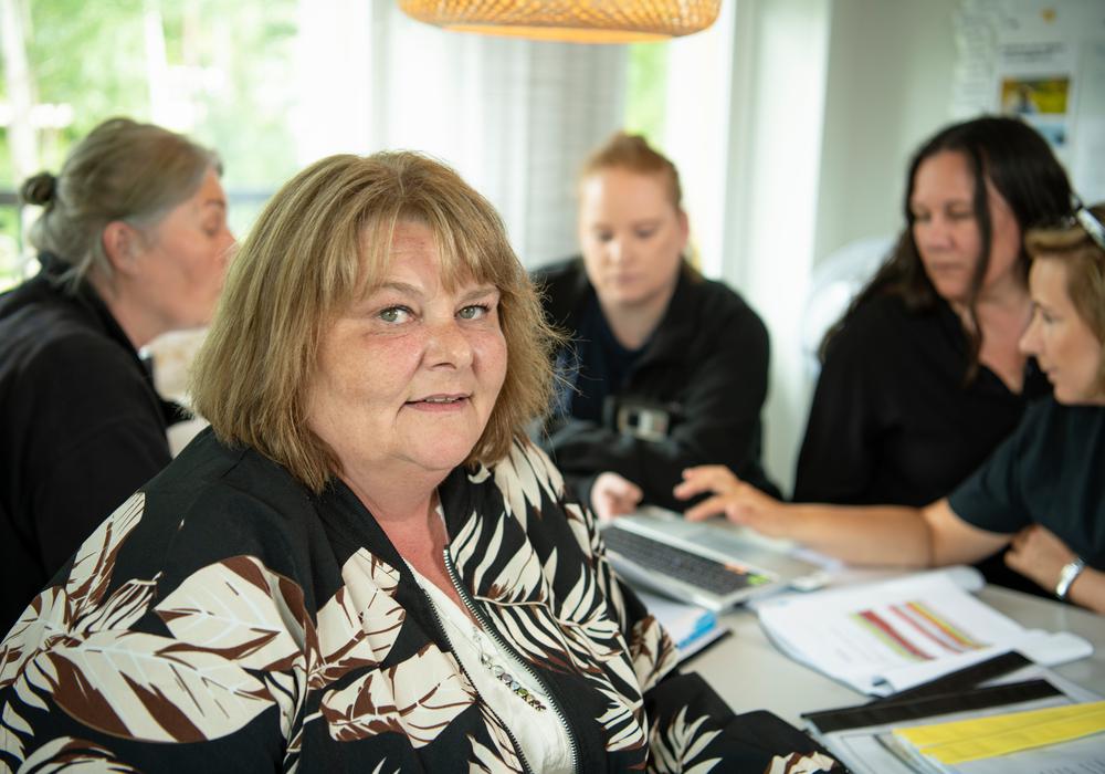 medarbetare på Lss-boendet Pimpinellagatan, samlade under ett möte. I förgrunden enhetschefen Andrea Strömme.