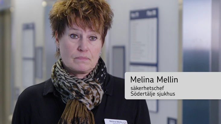 Kvinna som arbetar som säkerhetschef på Södertälje sjukhus tittar allvarligt i kameran.